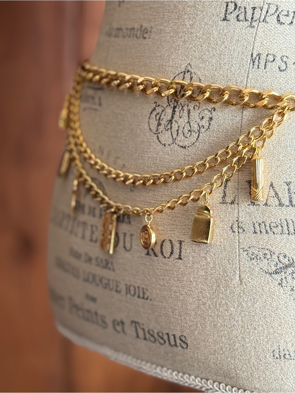 Elizabeth Arden Gold Chain Charm Waist Belt with Padlock and Tassel - Picture 5 of 5